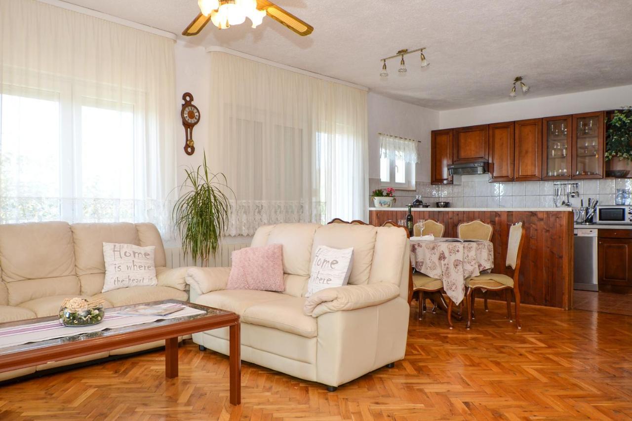 Apartment Una * Seget Vranjica